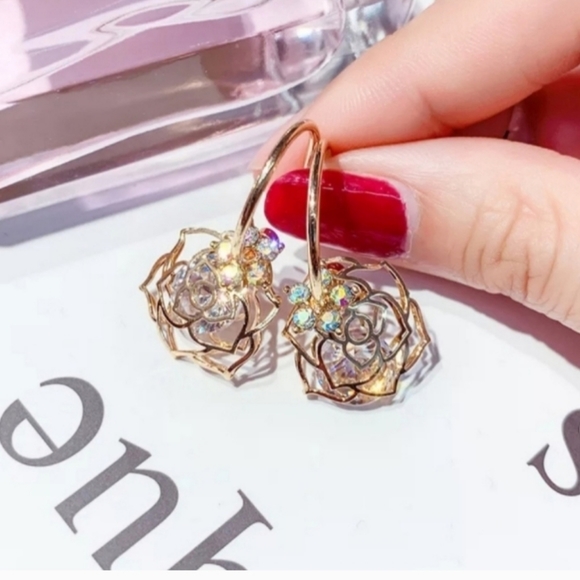 Jewelry - 🎀Stunning Crystal Rose Drop Earings